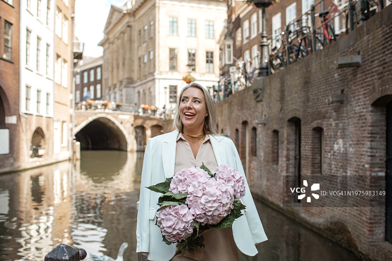 在乌得勒支旅行的漂亮女人图片素材