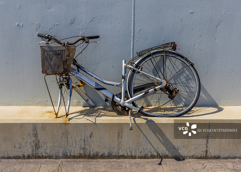 破损的自行车车架图片素材