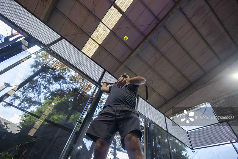 男子等待接球图片素材