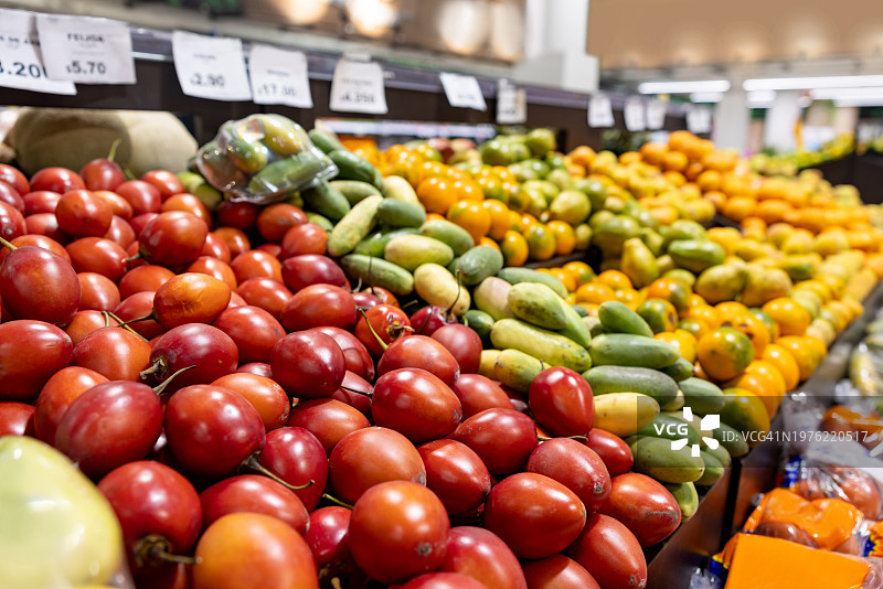 特写：超市里的热带水果图片素材