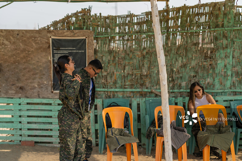 情侣穿上他们的彩弹射击制服图片素材