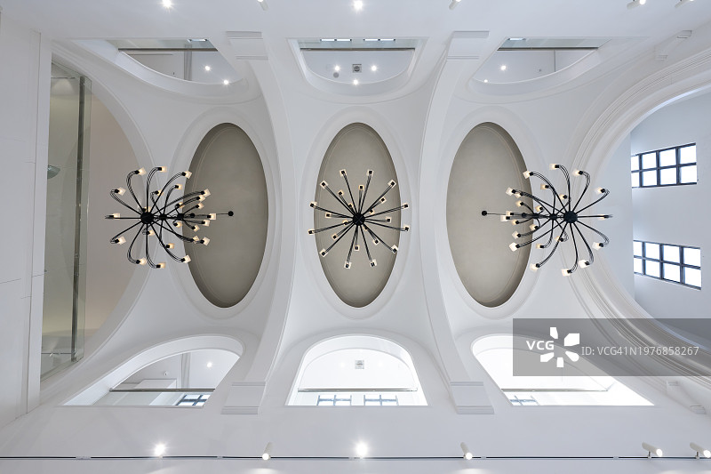 现代建筑内部屋顶上的枝形吊灯图片素材