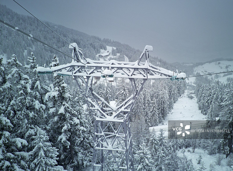 覆盖着冰的电力塔图片素材