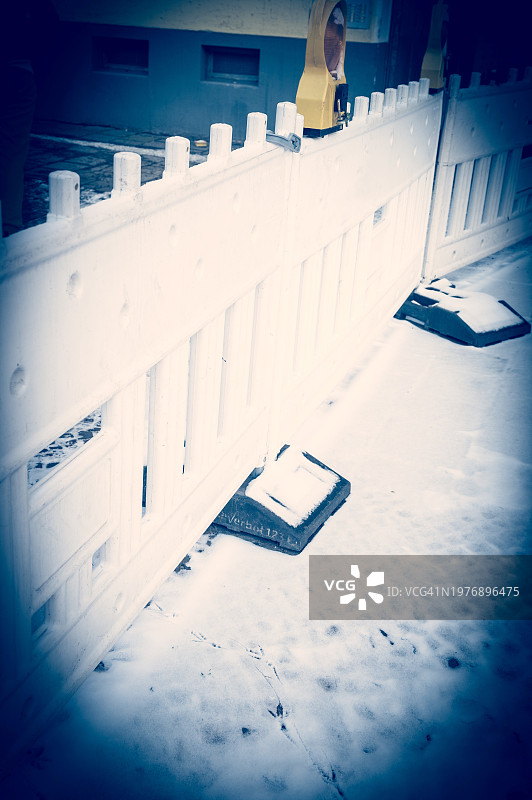 冬季覆盖着雪的建筑围栏图片素材
