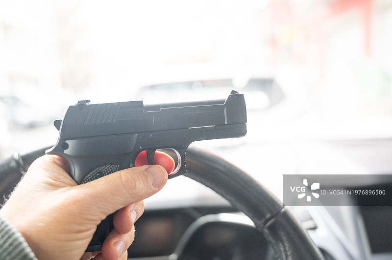 车内持枪的人图片素材