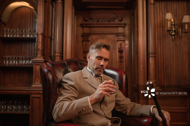 身穿豪华住宅的英俊优雅的1920年代风格绅士图片素材