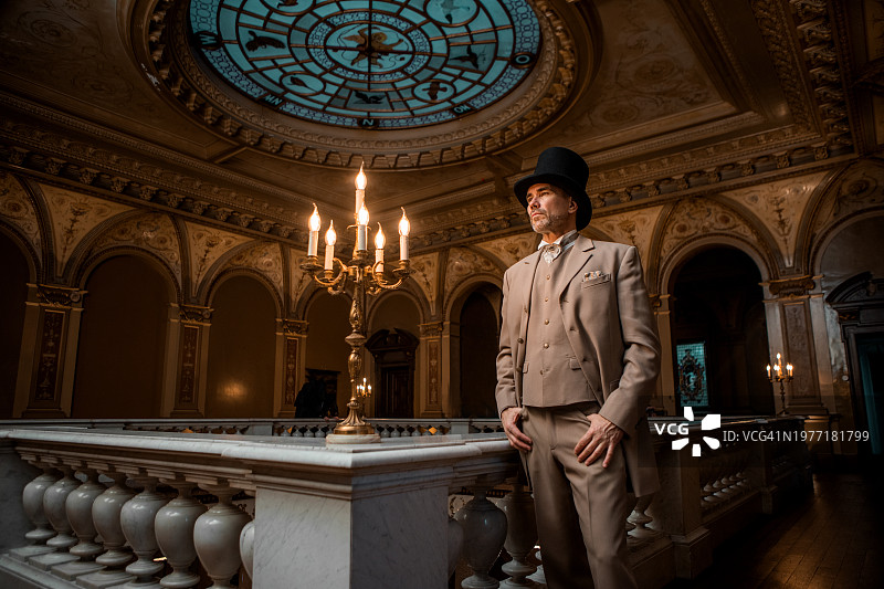 身穿豪华住宅的英俊优雅的1920年代风格绅士图片素材
