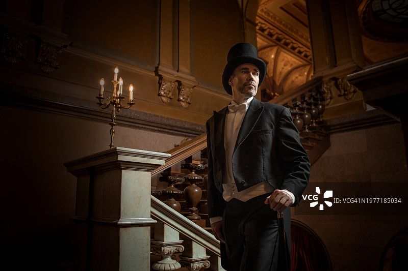 身穿豪华住宅的英俊优雅的1920年代风格绅士图片素材