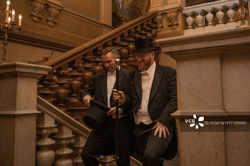 两名英俊优雅的1920年代风格绅士在豪华的豪宅中图片素材