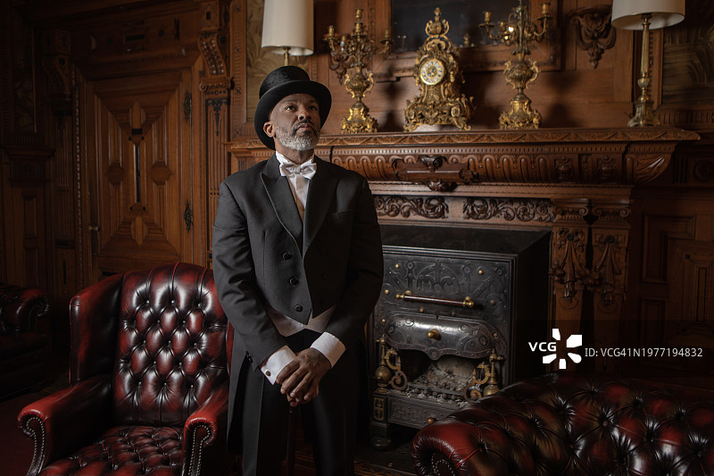 身穿1920年代风格的优雅绅士在豪华的府邸中图片素材