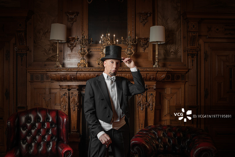 身穿豪华住宅的英俊优雅的1920年代风格绅士图片素材