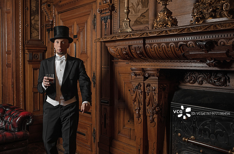 身穿豪华住宅的英俊优雅的1920年代风格绅士图片素材