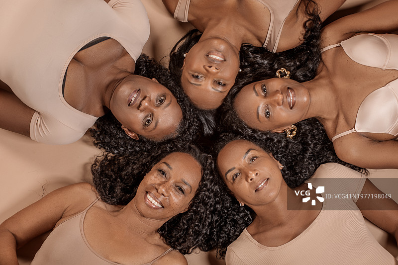 五位美丽的多种族成年女性的积极影棚美照图片素材