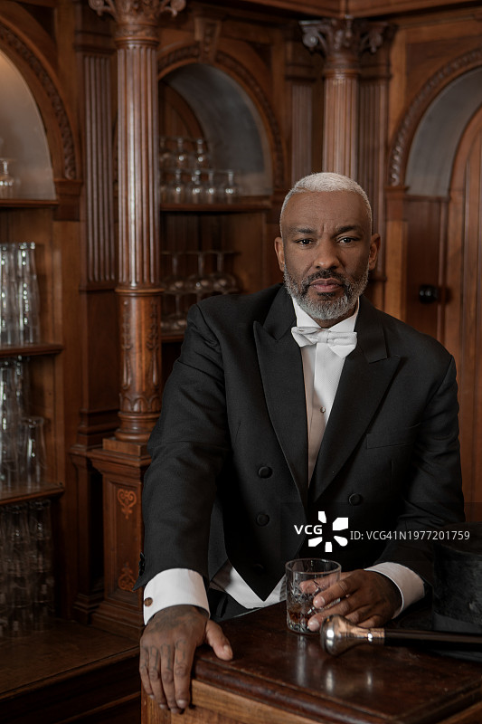 身穿1920年代风格的优雅绅士在豪华的府邸中图片素材