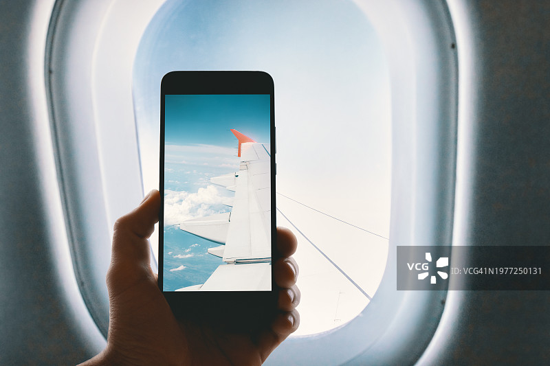 飞行中飞机舷窗外的云天与机翼图片素材