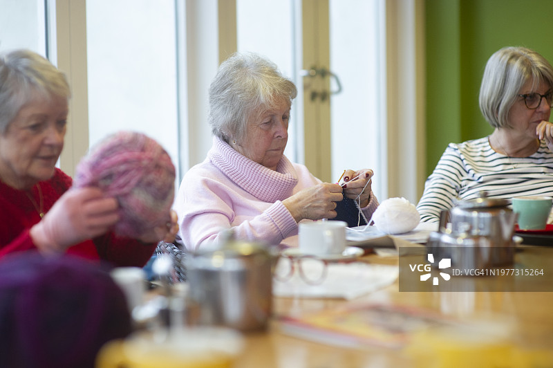 一群朋友在编织图片素材