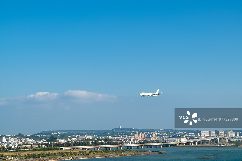 民用飞机在机场降落图片素材