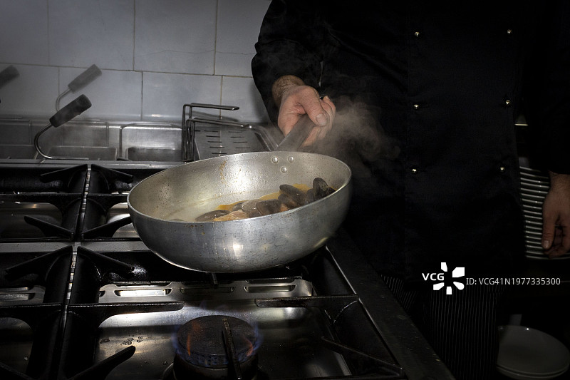 厨房里的炒意面图片素材