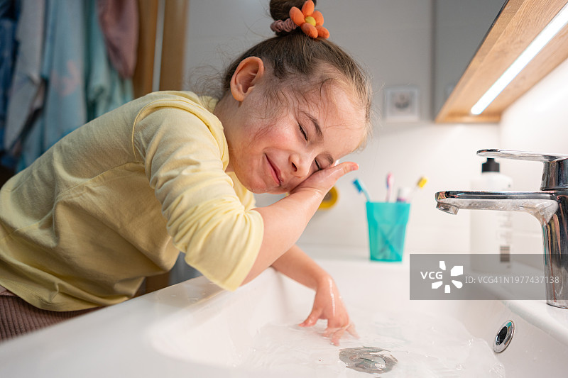 在浴室里洗脸的白人幼儿女孩图片素材