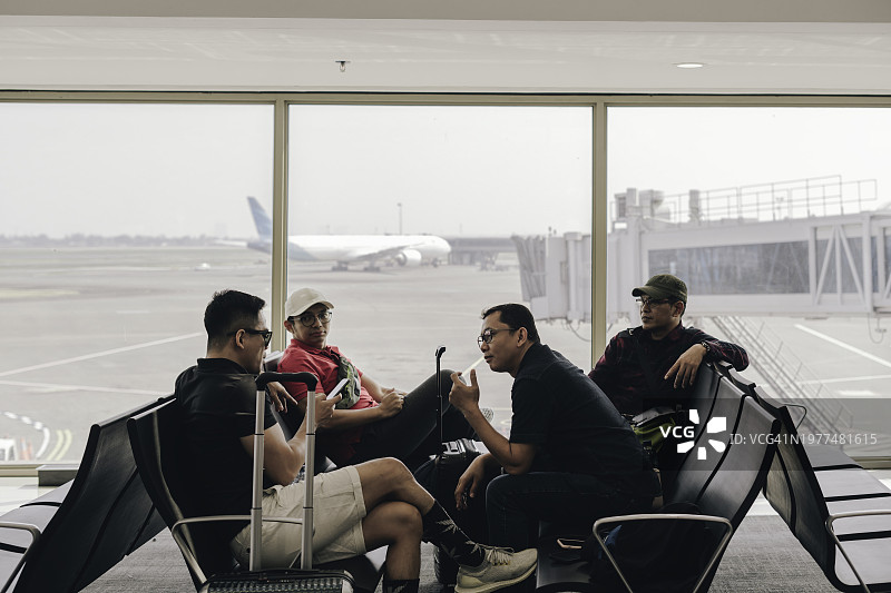 机场候机区旅客中景图片素材