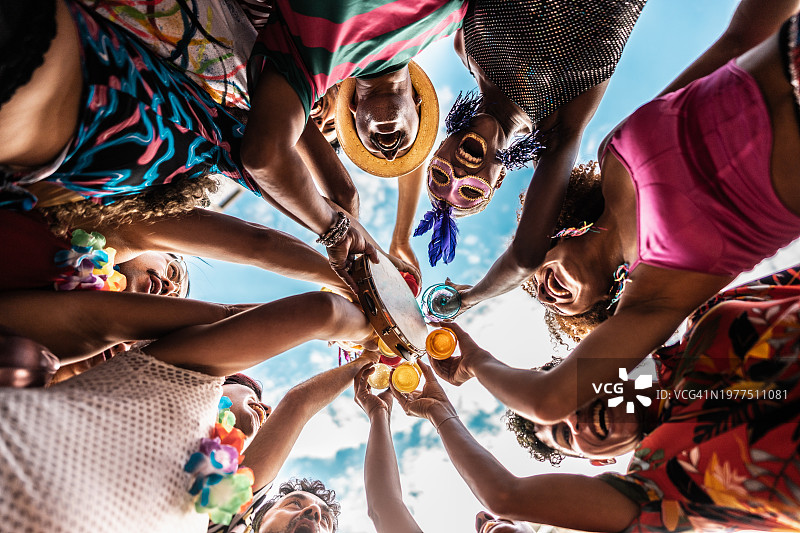 一群朋友在街头嘉年华派对上敬酒图片素材