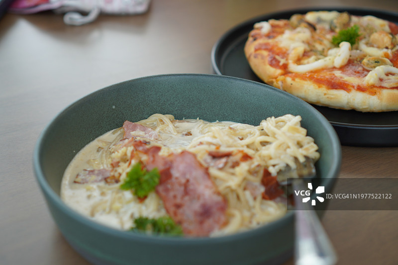 意式奶油培根蛋面，搭配未熏培根、意式咸肉和猪颊肉图片素材