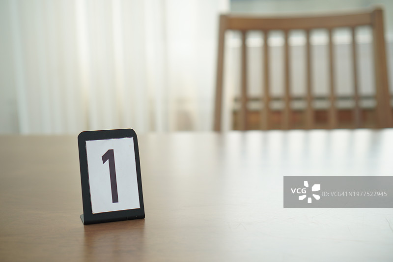木桌上的数字1标志图片素材