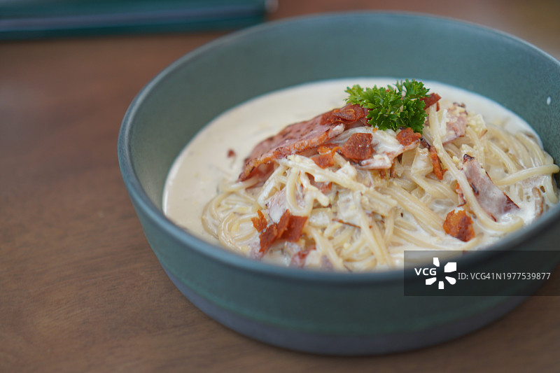 意式奶油培根蛋面，搭配未熏培根、意式咸肉和猪颊肉图片素材