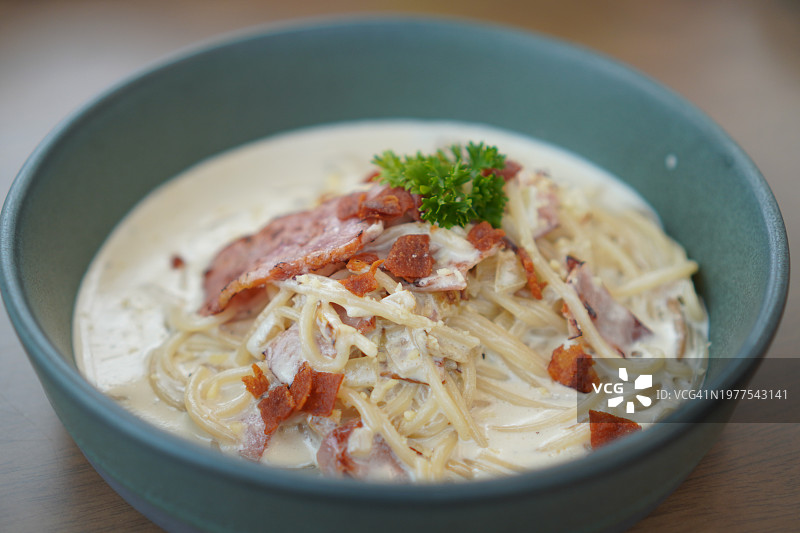 意式奶油培根蛋面，搭配未熏培根、意式咸肉和猪颊肉图片素材