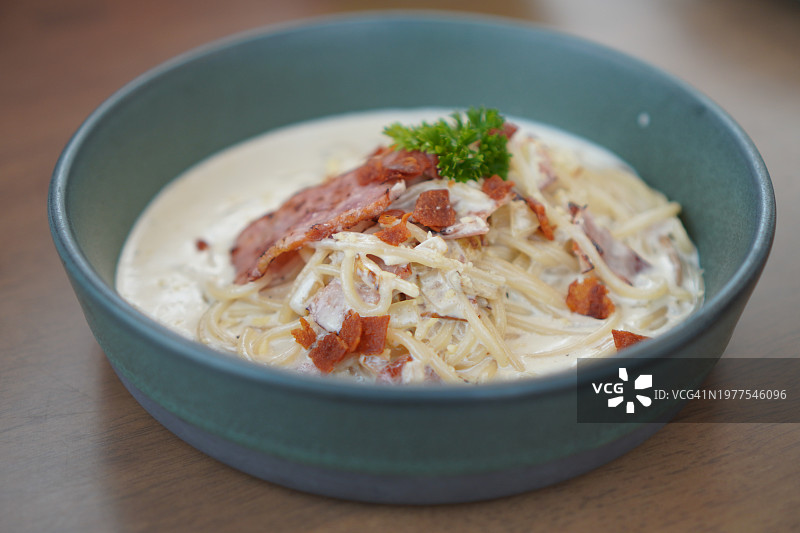 意式奶油培根蛋面，搭配未熏培根、意式咸肉和猪颊肉图片素材