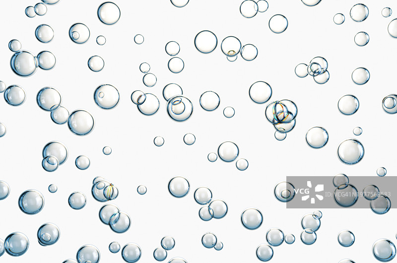 白色背景下清水中蓝色气泡特写图片素材