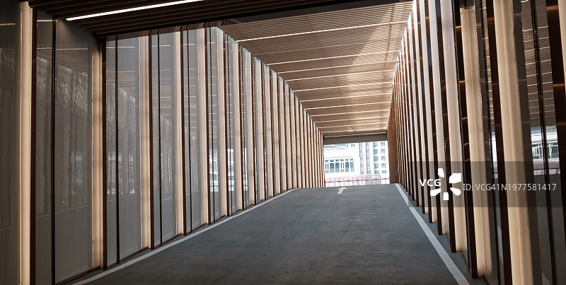 车库出口看起来像一个时空隧道图片素材