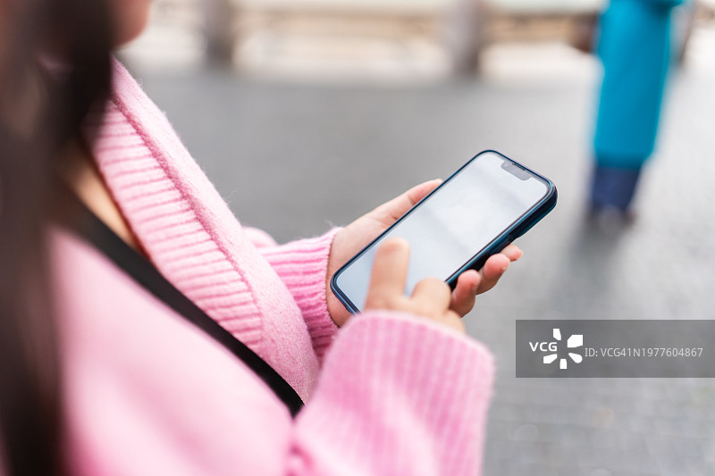 在街上使用手机的女人图片素材