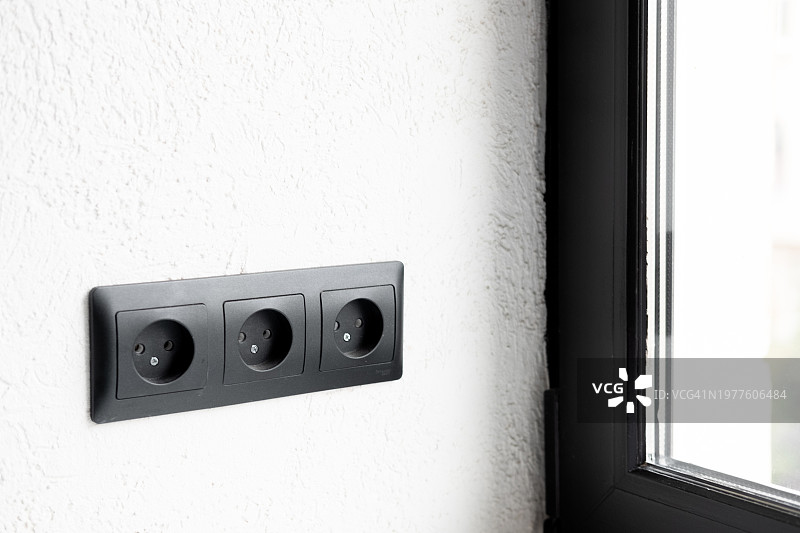 黑色塑料电线三通旁窗户墙壁留白图片素材
