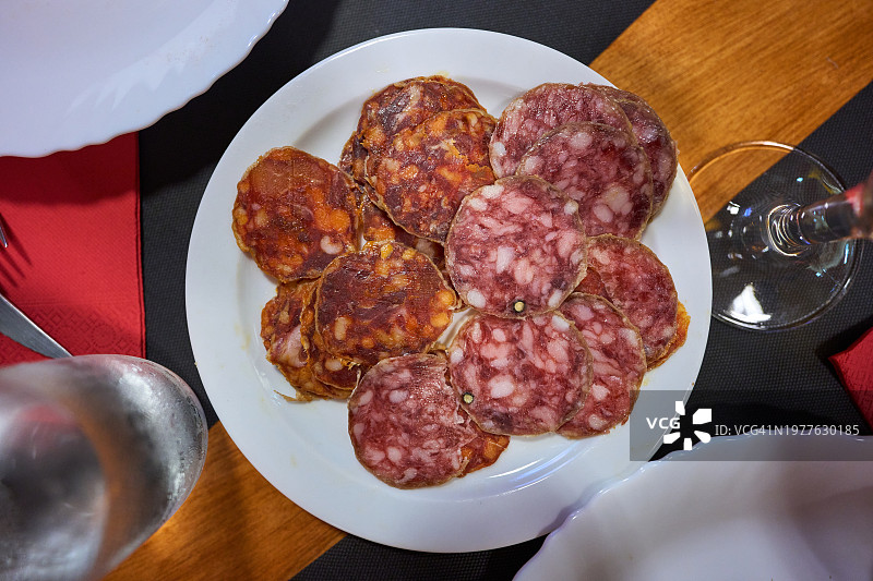 传统西班牙香肠和乔利佐香肠切片图片素材