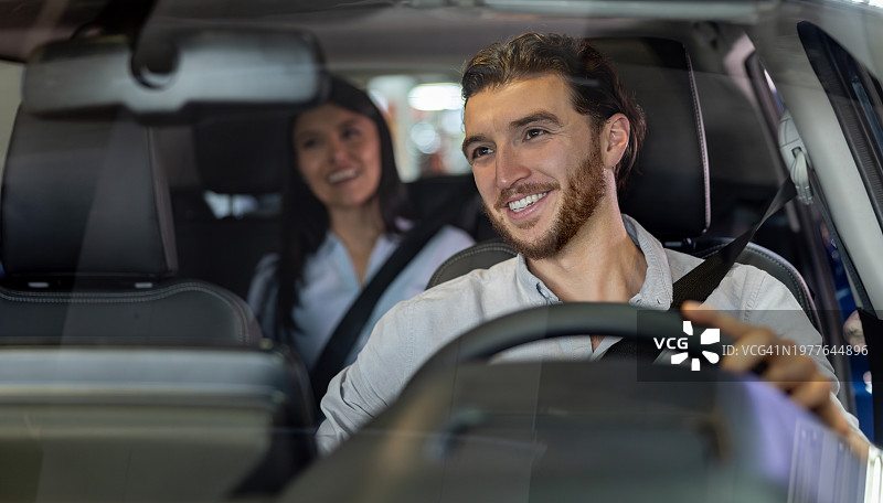 快乐的众包出租车司机载着乘客图片素材