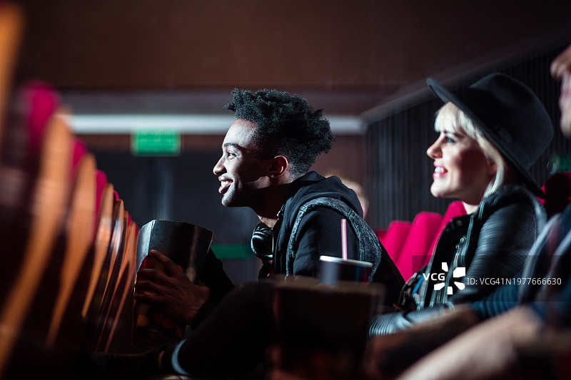 在电影院里的年轻人图片素材