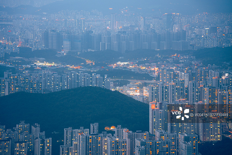 首尔市中心天际线的日出，从上方俯瞰南山公园N首尔塔的清晨暮光图片素材