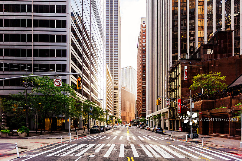 美国纽约曼哈顿下城阳光明媚的摩天大楼街道，广角视角图片素材