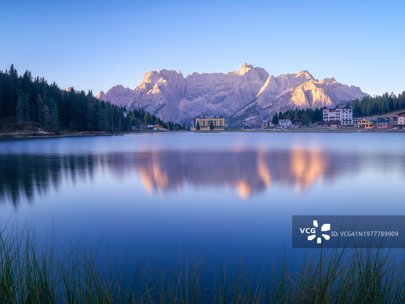 米苏里纳湖和科尔蒂纳丹佩佐的清晨，意大利多洛米蒂图片素材