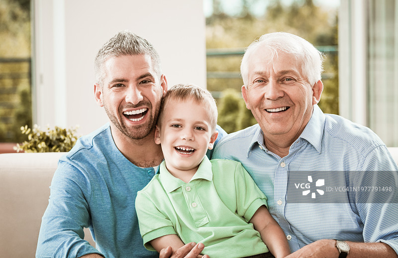 三代同堂的肖像照图片素材