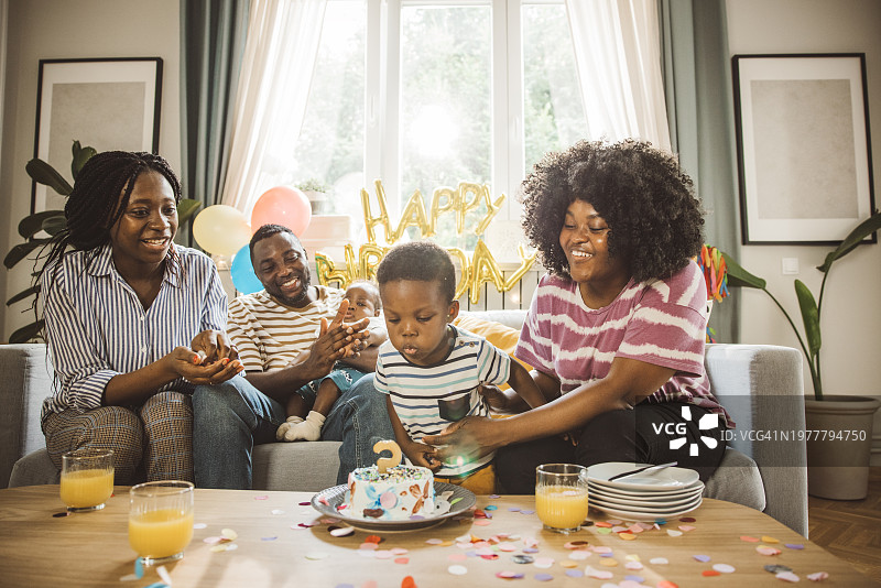 兴奋的一家人在家庆祝生日图片素材