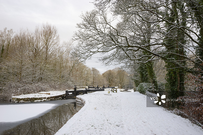 白雪皑皑的冬日，峰区森林运河图片素材