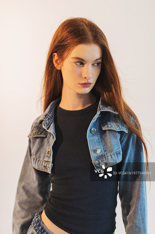 穿牛仔夹克的红发时尚女模特图片素材