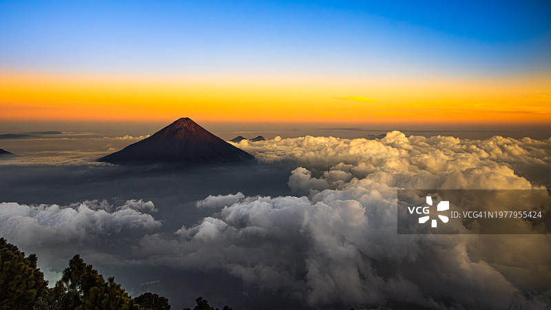 危地马拉安提瓜岛阿瓜火山附近的太阳图片素材