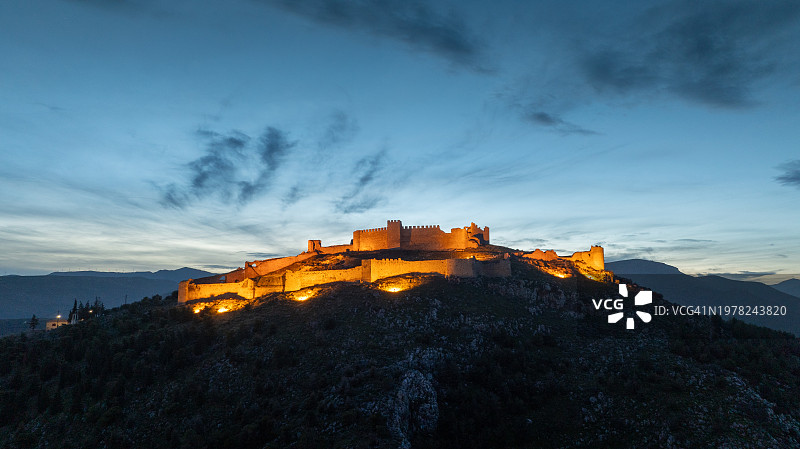黄昏时分，山顶城堡灯火辉煌的航拍镜头图片素材
