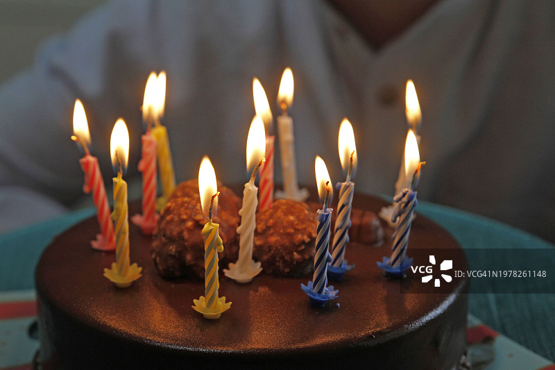 蛋糕上的彩色生日蜡烛图片素材