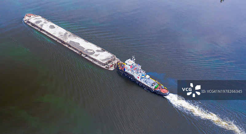 河流芭蕾：拖船为第聂伯河沙洲献唱小夜曲图片素材