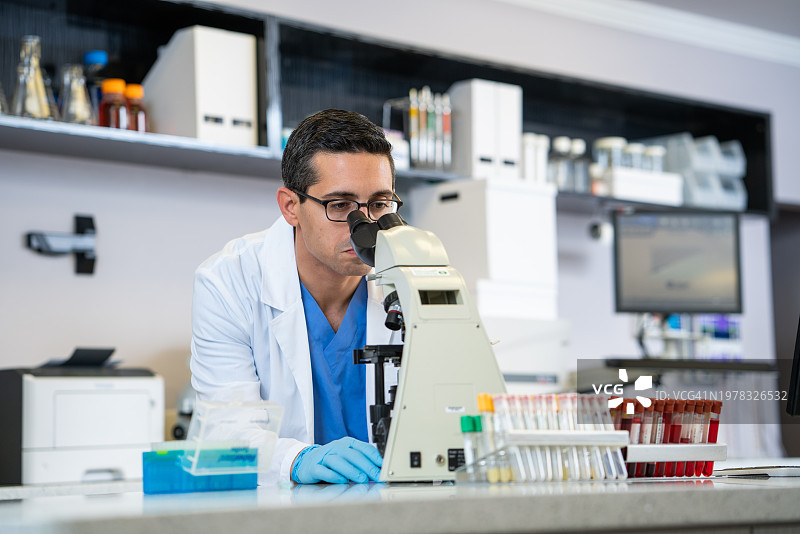 科学家正在用显微镜观察图片素材