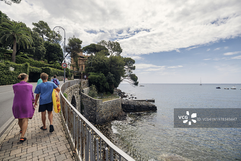 在利古里亚海滩游玩后返程的家庭图片素材